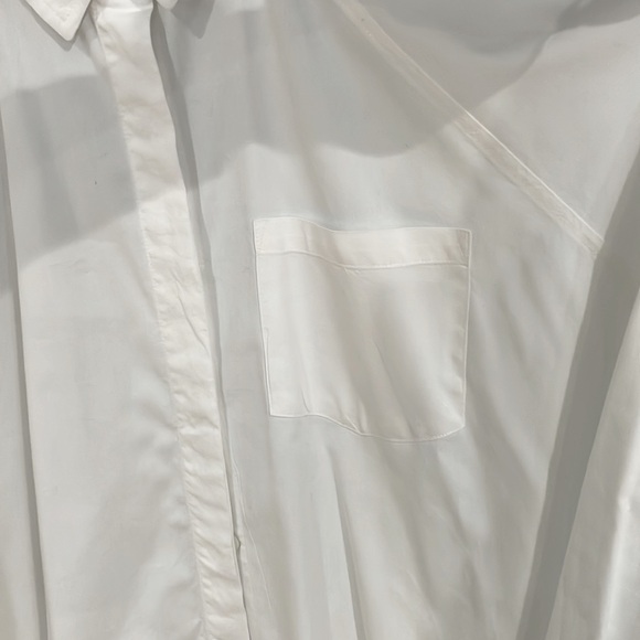 White Oversized Shirt. Excellent conditions. Size L. No Stain or Damages. - Picture 3 of 6